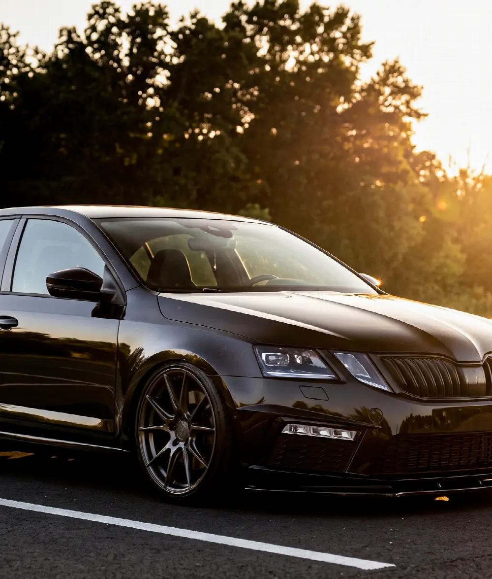 Čierna Škoda Octavia RS pri západe slnka — vymenené čelné sklo